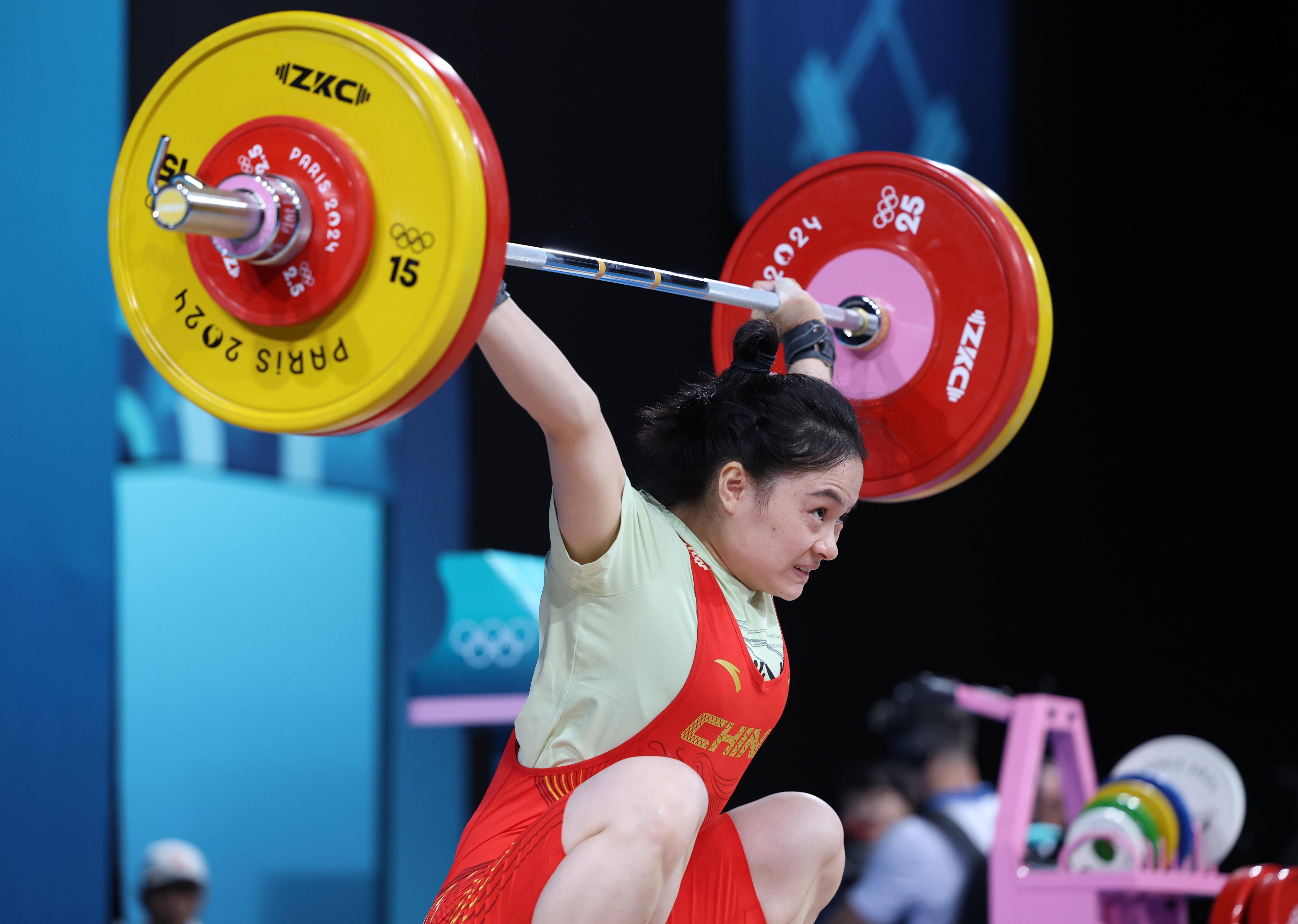 举重女子公斤级比赛，印尼选手夺冠