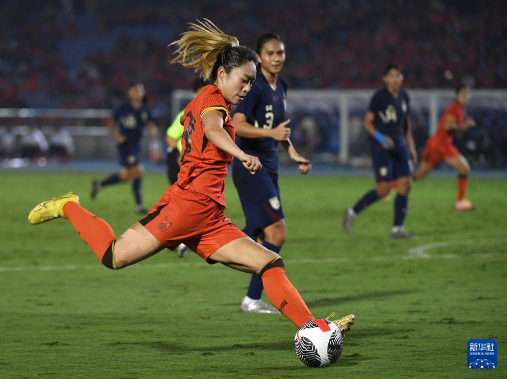 中国女足队员获得青睐，表现出色夺冠