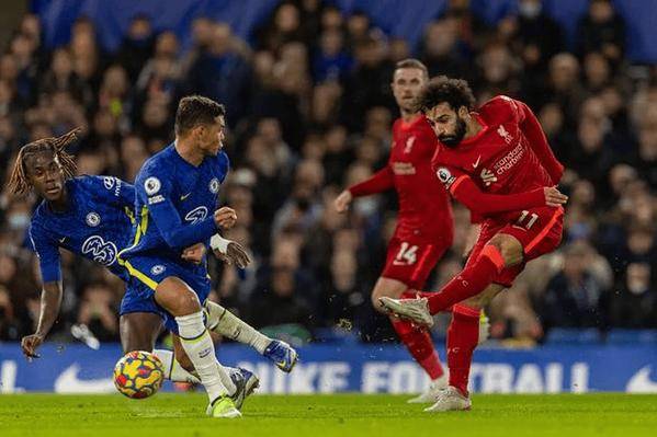 精彩比赛呈现，球员们瞬间成为焦点