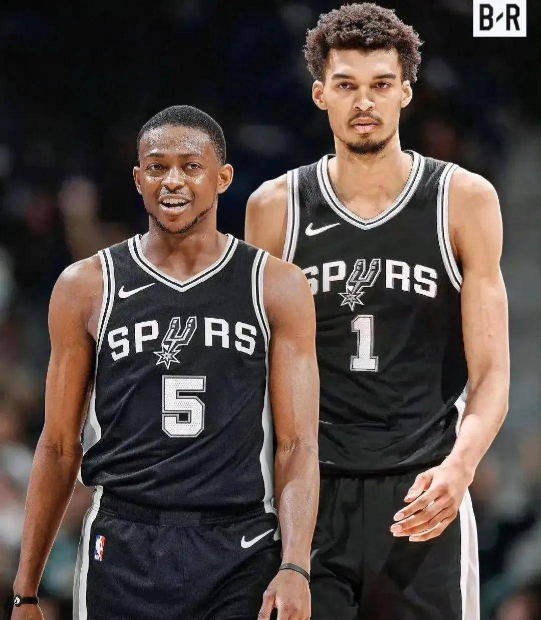 包含马刺队员发挥出色，带领球队征服对手的词条