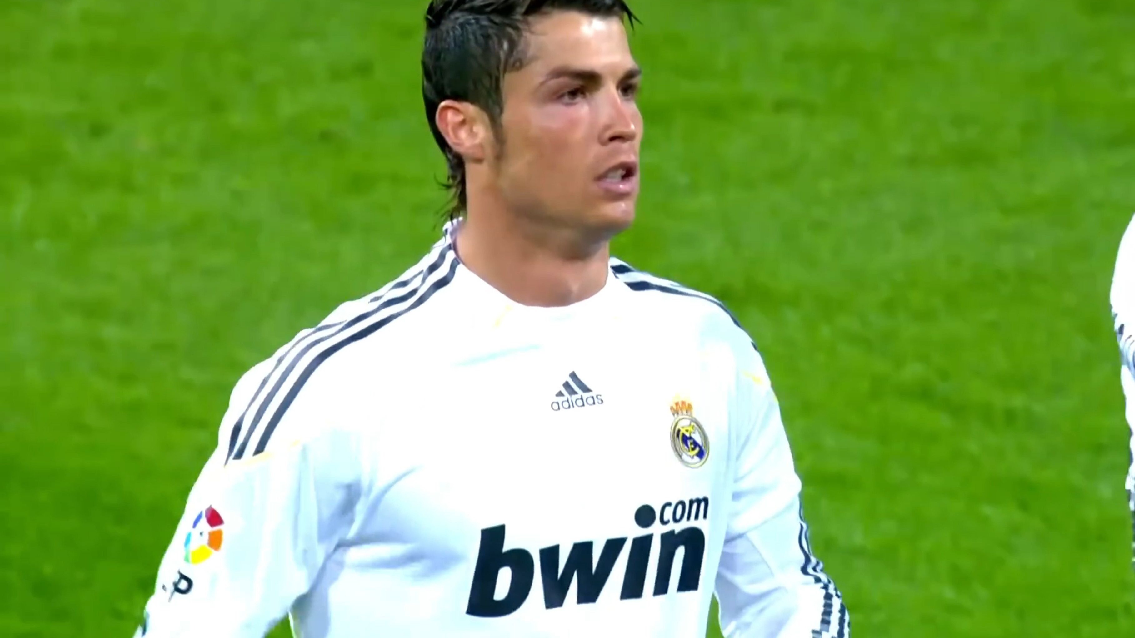 关于C罗场边指挥情绪激动，巴萨队员怒摔水瓶！的信息