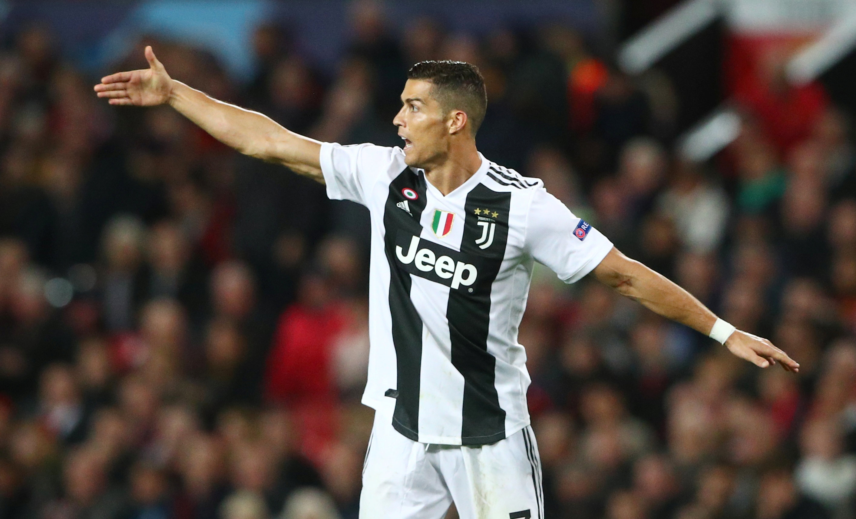 曼联重伤倒地，尤文图斯全队围拢祈祷，场面感人的简单介绍