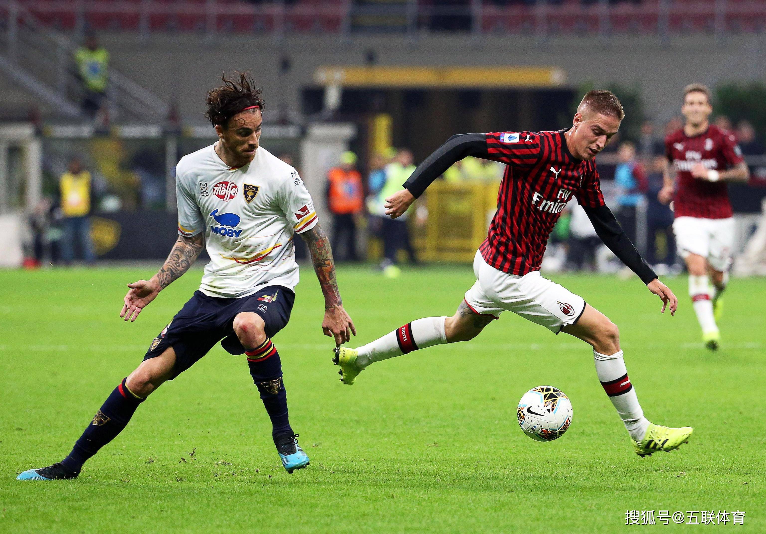 包含孙兴慜遭遇争议红牌，AC米兰乘势反超比分完成逆转的词条