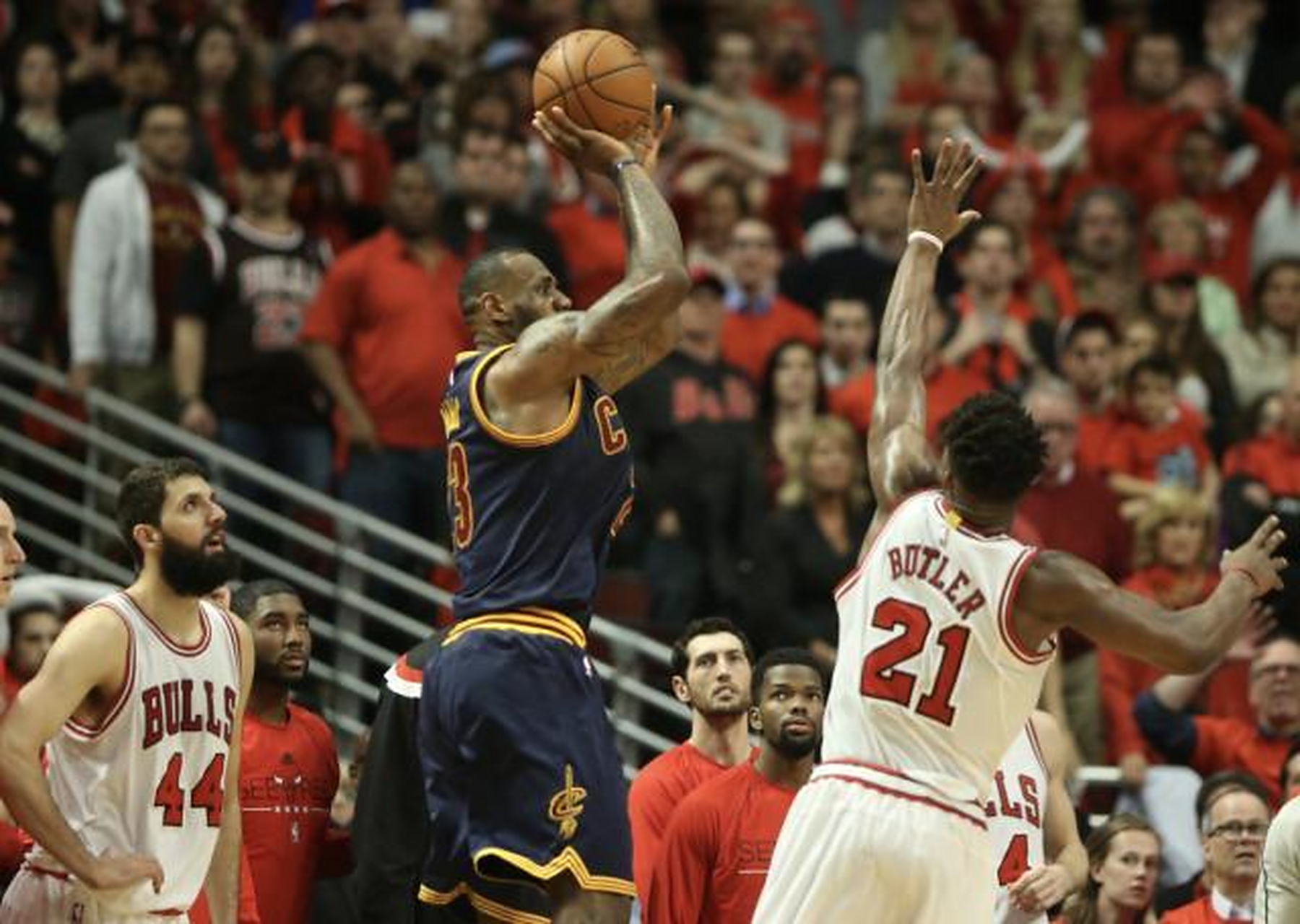  西亚卡姆回归赛场，绝杀首场状态亮眼，公牛观众沸腾！