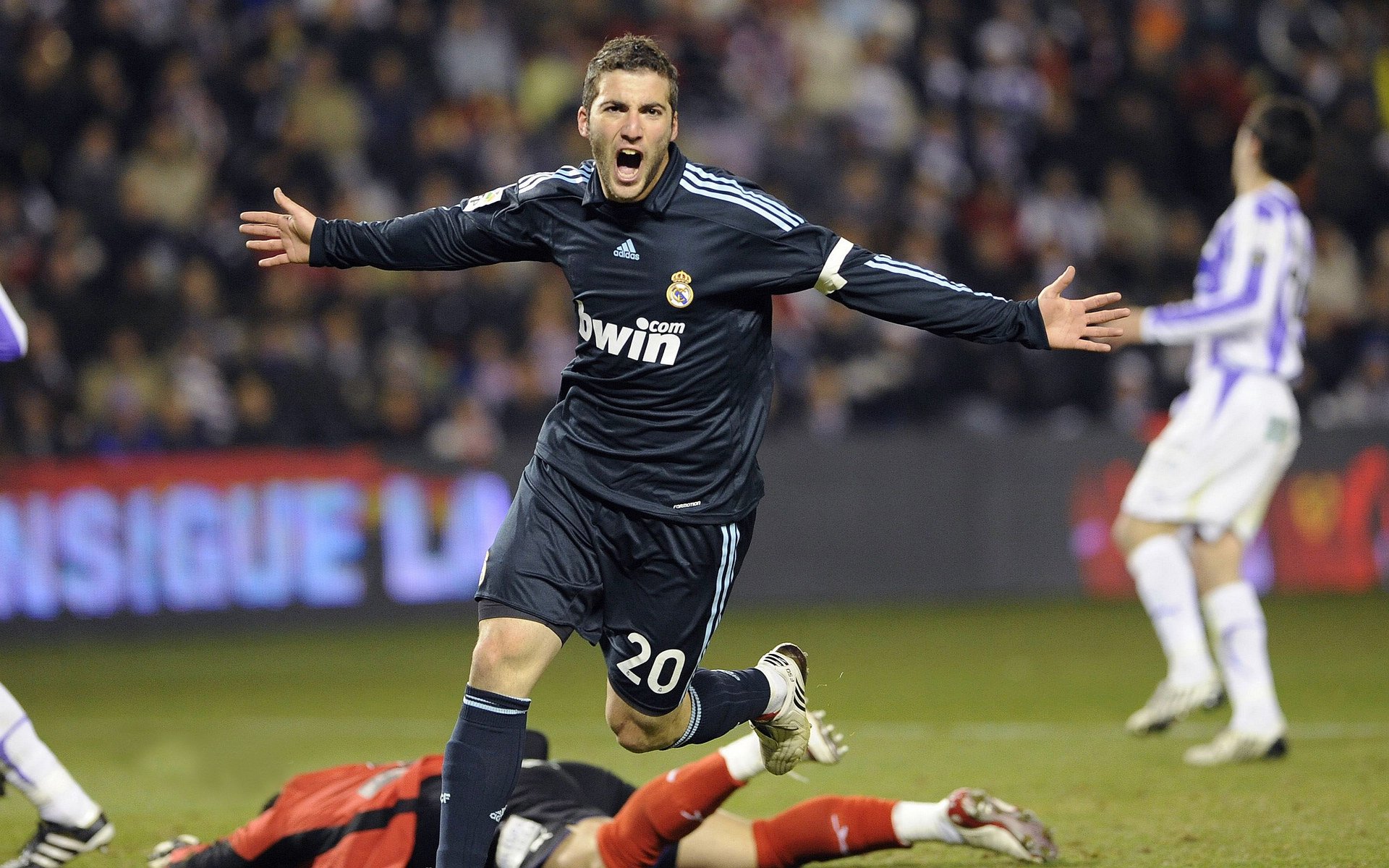 穆古鲁扎迎来二十赛季高光表现，切尔西球迷沸腾！